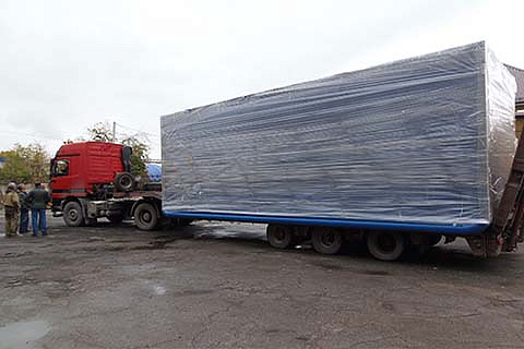 Дизельный генератор 1000 кВт в контейнере длиной 9 метров доставляется до объекта на трале